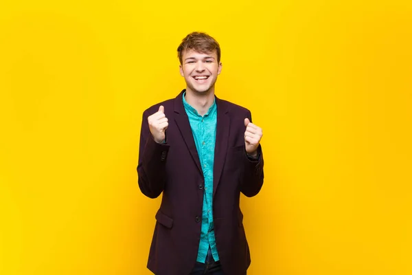 Joven Hombre Rubio Gritando Triunfalmente Riendo Sintiéndose Feliz Emocionado Mientras — Foto de Stock