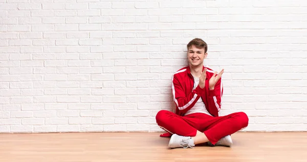 Joven Hombre Rubio Sintiéndose Feliz Exitoso Sonriendo Aplaudiendo Diciendo Felicitaciones — Foto de Stock