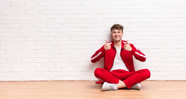 Jonge Blonde Man Glimlachen Breed Zoek Gelukkig Positief Zelfverzekerd Succesvol — Stockfoto