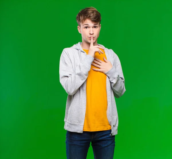 Genç Sarışın Adam Ciddi Görünüyor Parmaklarını Dudaklarına Bastırıp Sessizlik Sessizlik — Stok fotoğraf