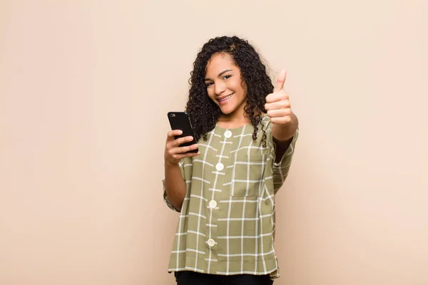 Genç Siyahi Kadın Gururlu Kaygısız Kendinden Emin Mutlu Akıllı Telefonuyla — Stok fotoğraf