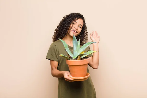 Jovem Mulher Negra Sorrindo Feliz Alegremente Balançando Mão Recebê Cumprimentá — Fotografia de Stock