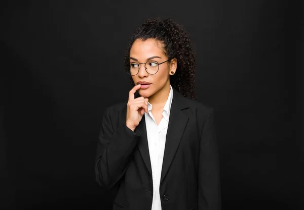Genç Siyah Kadın Şaşırmış Gergin Endişeli Korkmuş Bakışlarıyla Siyah Duvara — Stok fotoğraf
