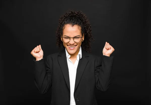 Joven Mujer Negra Mirando Extremadamente Feliz Sorprendido Celebrando Éxito Gritando — Foto de Stock