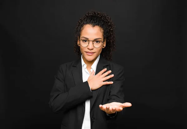 Ung Svart Kvinna Känner Sig Glad Och Kär Leende Med — Stockfoto