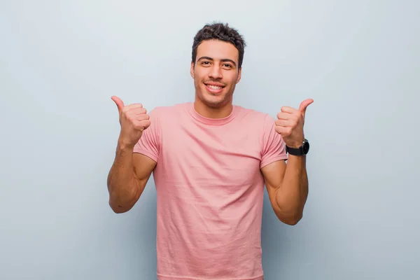 Jonge Arabische Man Glimlacht Vrolijk Ziet Gelukkig Uit Zorgeloos Positief — Stockfoto