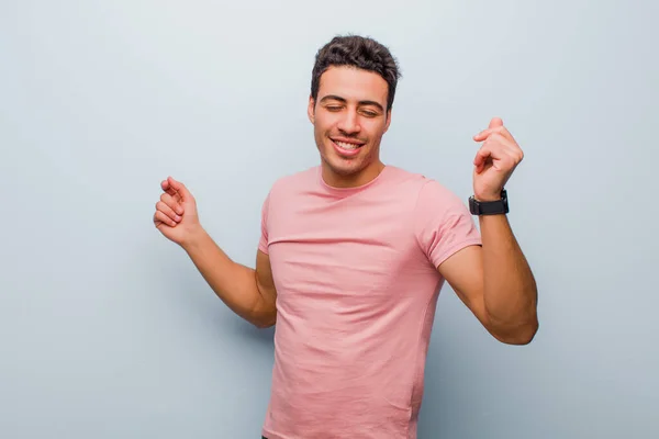 Joven Árabe Sonriendo Sintiéndose Despreocupado Relajado Feliz Bailando Escuchando Música —  Fotos de Stock