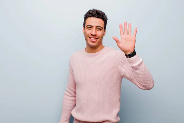 Giovane Uomo Arabo Sorridente Felicemente Allegramente Agitando Mano Accogliendovi Salutandovi — Foto Stock