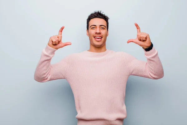 Jonge Arabische Man Inlijsten Schetsen Van Een Eigen Glimlach Met — Stockfoto