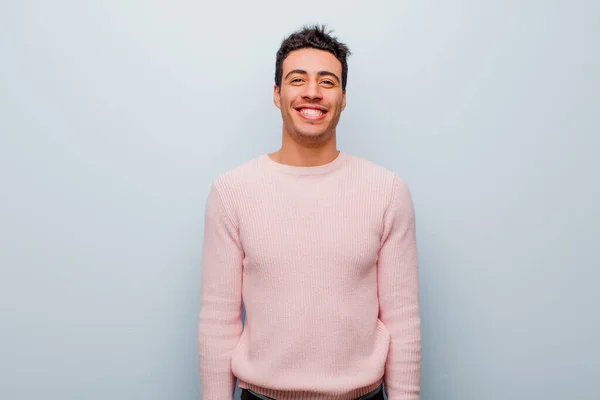 Молодий Арабський Чоловік Виглядає Щасливим Похмурим Широкою Веселою Ледачою Посмішкою — стокове фото
