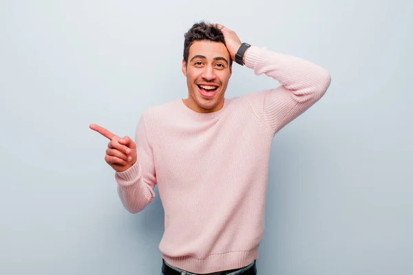 Jovem Homem Árabe Rindo Olhando Feliz Positivo Surpreso Percebendo Uma — Fotografia de Stock