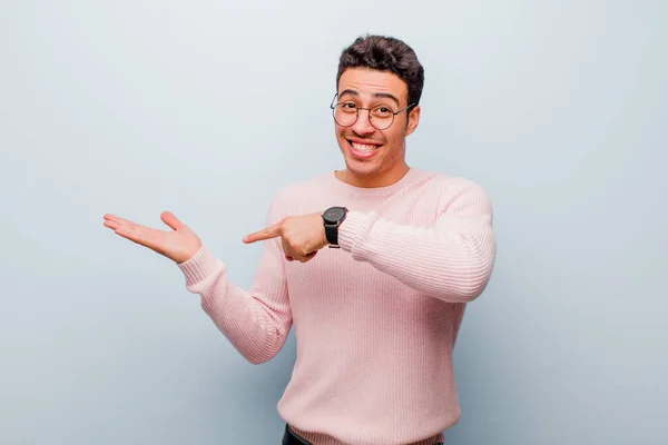 Jovem Homem Árabe Sorrindo Alegremente Apontando Para Copiar Espaço Palma — Fotografia de Stock