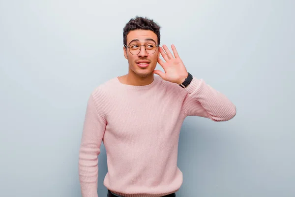 Mladý Arabský Muž Který Vypadá Vážně Zvědavě Poslouchá Pokouší Zaslechnout — Stock fotografie