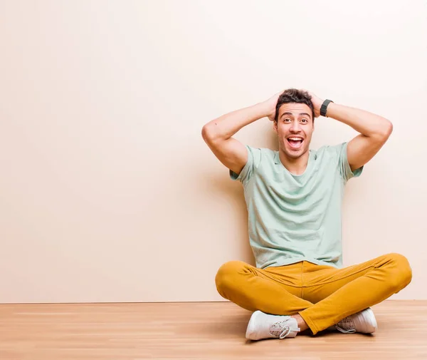 Jovem Árabe Olhando Feliz Despreocupado Amigável Relaxado Desfrutar Vida Sucesso — Fotografia de Stock