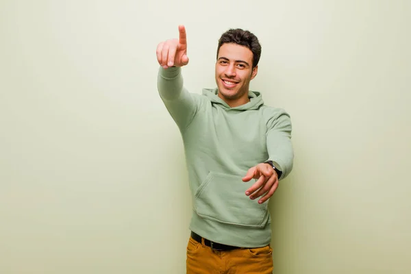 Mladý Arabský Muž Cítí Šťastný Sebevědomý Ukazuje Fotoaparát Oběma Rukama — Stock fotografie