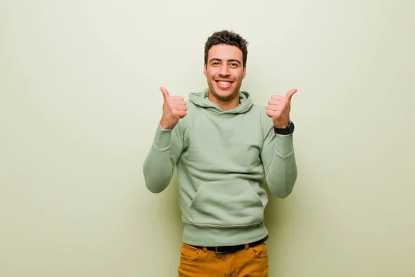 Mladý Arabský Muž Radostně Usmívá Vypadá Šťastně Cítí Bezstarostně Pozitivně — Stock fotografie
