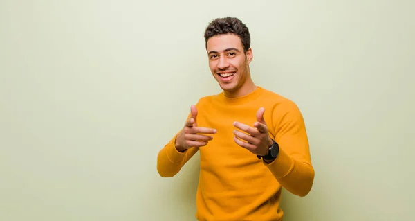 Jonge Arabische Man Die Zich Gelukkig Cool Tevreden Ontspannen Succesvol — Stockfoto