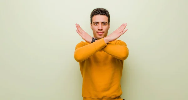 Mladý Arabský Muž Který Vypadá Otráveně Otráveně Tvého Postoje Říká — Stock fotografie