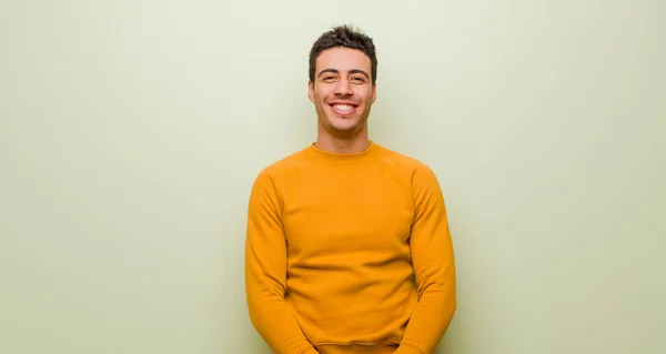 Jovem Homem Árabe Olhando Feliz Agradável Com Amplo Divertido Sorriso — Fotografia de Stock