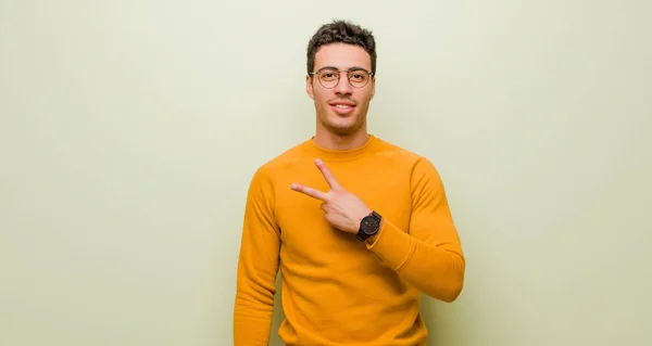 Ung Arabian Man Känner Sig Glad Positiv Och Framgångsrik Med — Stockfoto
