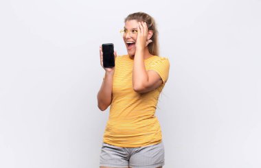  Mutlu, heyecanlı ve şaşırmış hissediyorum, iki elimle de yana bakıyorum.