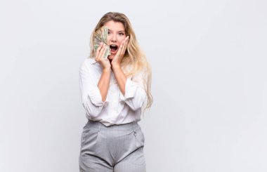  Şok olmuş ve korkmuş hissediyorum, ağzı açık ve elleri yanaklarında korkmuş görünüyor.