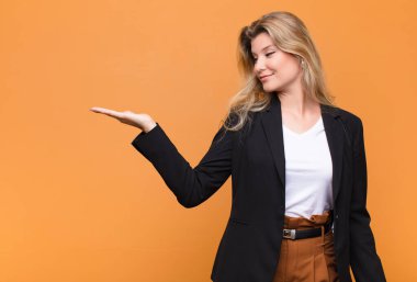  Mutlu olmak ve gelişigüzel gülümsemek, elde tutulan bir nesneye ya da konsepte bakmak