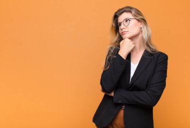  Düşünceli hissetmek, merak etmek ya da hayal etmek, hayal kurmak ve uzayı kopyalamak için yukarı bakmak.