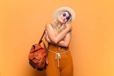  Aşık olmak, gülümsemek, kendine sarılmak, bekar kalmak, bencil ve bencil olmak.