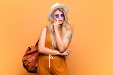  Ciddi görünüyor, düşünceli ve güvensiz, bir kolu çaprazlanmış ve eli çenesinde, seçenekleri değerlendiriyor.