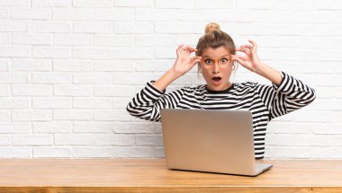  Şaşırmış, şaşırmış ve şaşırmış hissediyorum, şaşkın ve inanmayan bir bakışla gözlük tutuyor.