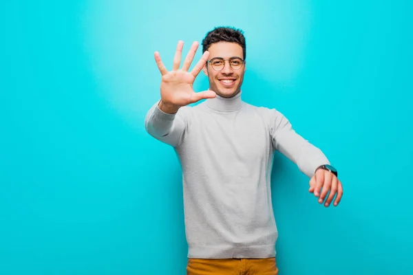 Joven Árabe Sonriendo Mirando Amigable Mostrando Número Cinco Quinto Con — Foto de Stock