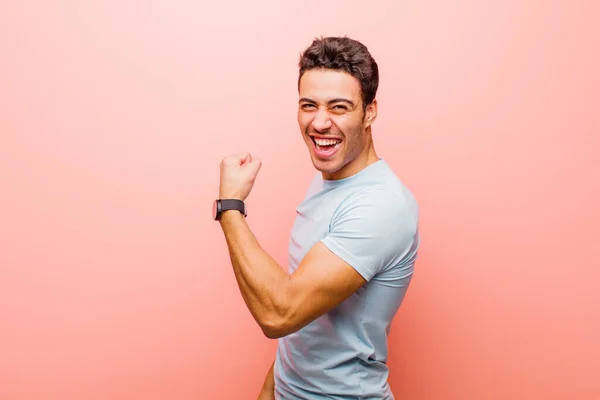 Joven Árabe Sentirse Feliz Satisfecho Poderoso Ajuste Flexible Bíceps Musculosos — Foto de Stock