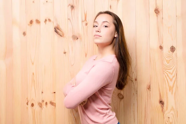 Junges Blondes Hübsches Mädchen Schaut Die Kamera — Stockfoto