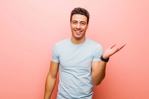 Jovem Árabe Sentindo Feliz Surpreso Alegre Sorrindo Com Atitude Positiva — Fotografia de Stock