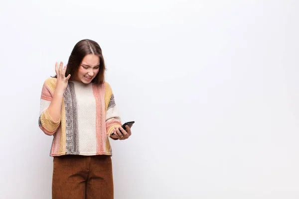 Ung Blond Söt Flicka Som Håller Smartphone — Stockfoto