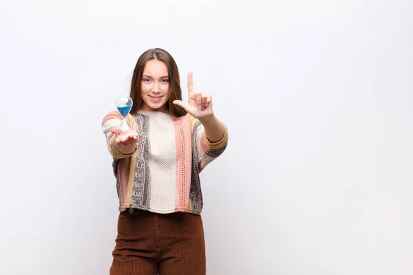 Junge Blonde Hübsche Mädchen Mit Einer Sanduhr Timer — Stockfoto