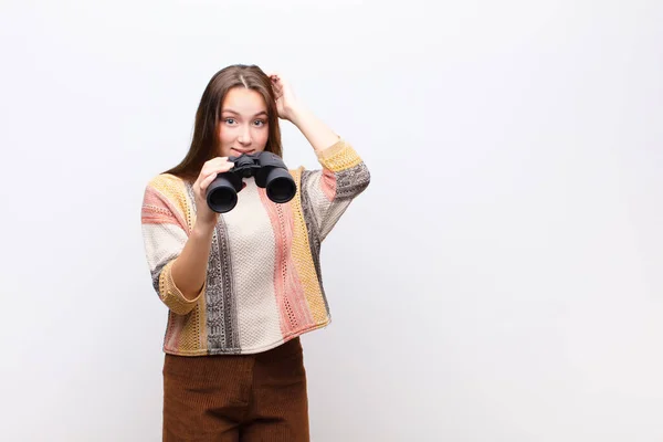 Jovem Loira Bonita Menina Segurando Binóculos Contra Parede Branca — Fotografia de Stock