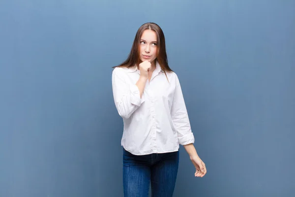 Junge Blonde Hübsche Mädchen Denken Fühlen Sich Zweifelhaft Und Verwirrt — Stockfoto