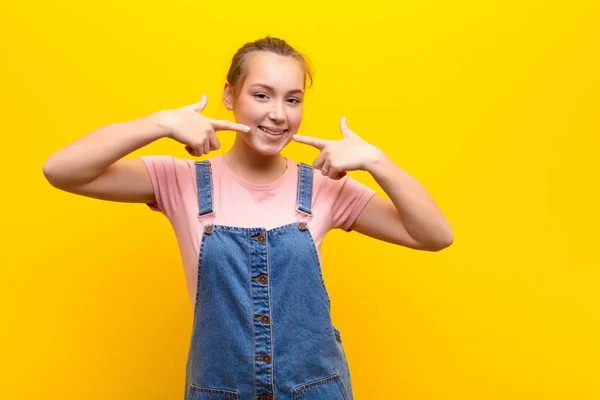 Giovane Bionda Bella Ragazza Sorridente Con Fiducia Indicando Proprio Ampio — Foto Stock