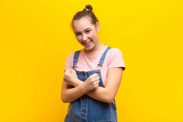 Mladá Blondýnka Hezká Dívka Vesele Usmívá Slaví Zaťatými Pěstmi Zkříženýma — Stock fotografie