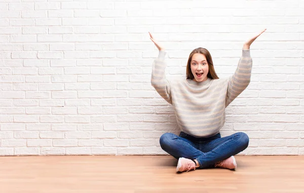 Jovem Loira Bonita Menina Sentindo Feliz Espantado Sortudo Surpreso Comemorando — Fotografia de Stock