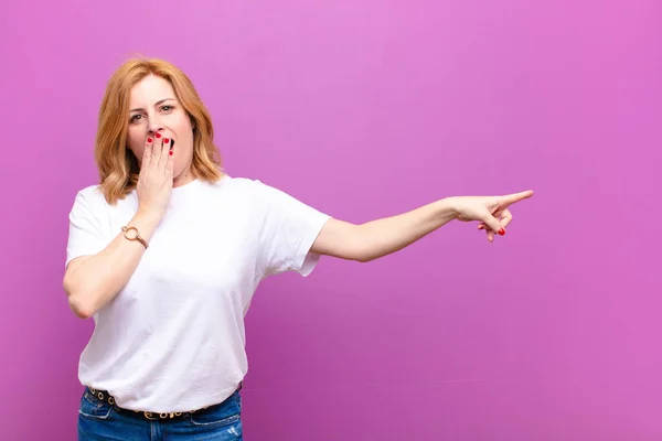 Medelålders Kvinna Känner Sig Glad Chockad Och Förvånad Täcker Munnen — Stockfoto