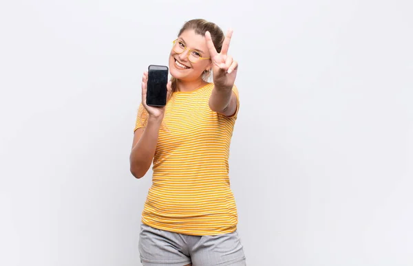 Joven Bonita Latina Sonriendo Luciendo Feliz Despreocupada Positiva Haciendo Gesto — Foto de Stock