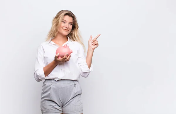 Ung Söt Latinamerikansk Kvinna Ler Glatt Känner Sig Glad Och — Stockfoto