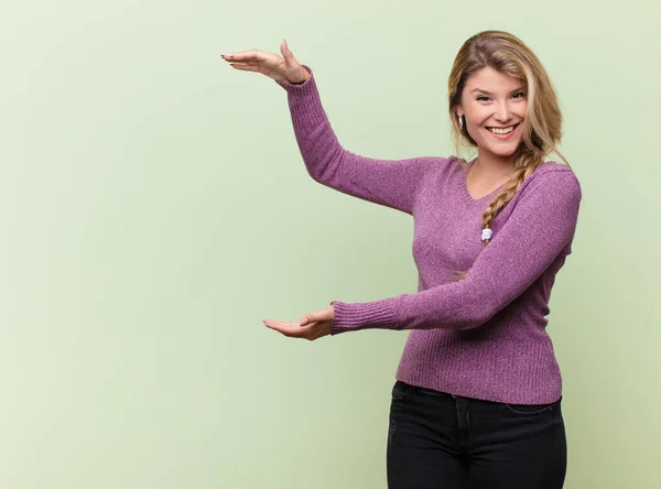 Jovem Mulher Latina Bonita Sorrindo Sentindo Feliz Positiva Satisfeita Segurando — Fotografia de Stock