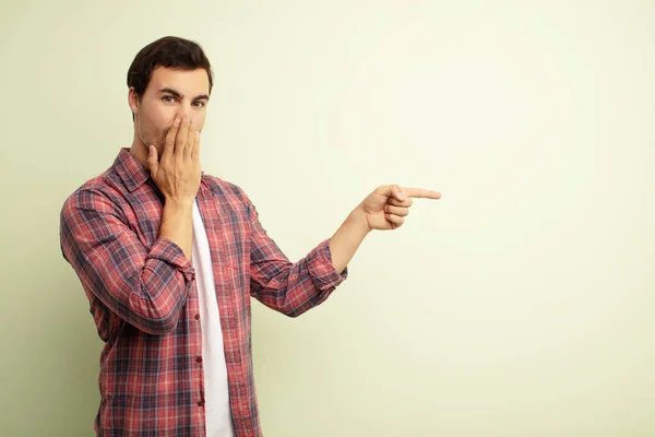 Man Feeling Happy Shocked Surprised Covering Mouth Hand Pointing Lateral — Stock Photo, Image