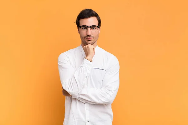 Junger Gutaussehender Mann Der Glücklich Und Lächelnd Mit Der Hand — Stockfoto