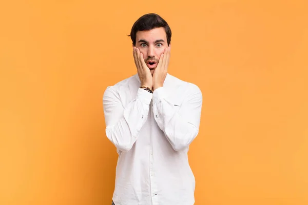 Hombre Sintiéndose Sorprendido Asustado Mirando Aterrorizado Con Boca Abierta Las —  Fotos de Stock