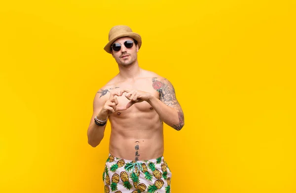 Hombre Sonriendo Sintiéndose Feliz Lindo Romántico Enamorado Haciendo Forma Corazón —  Fotos de Stock